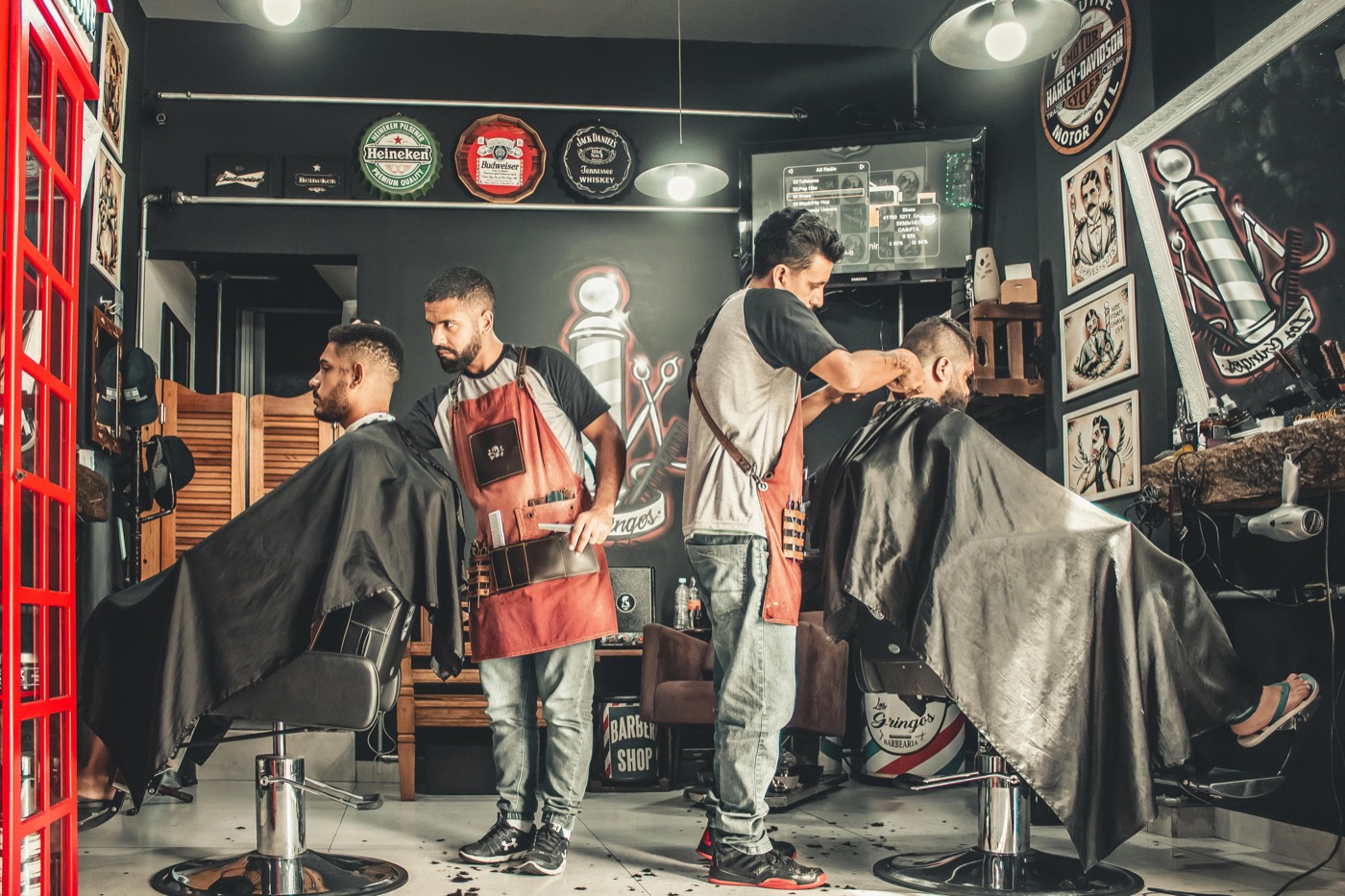 Barbería moderna con atención por cita