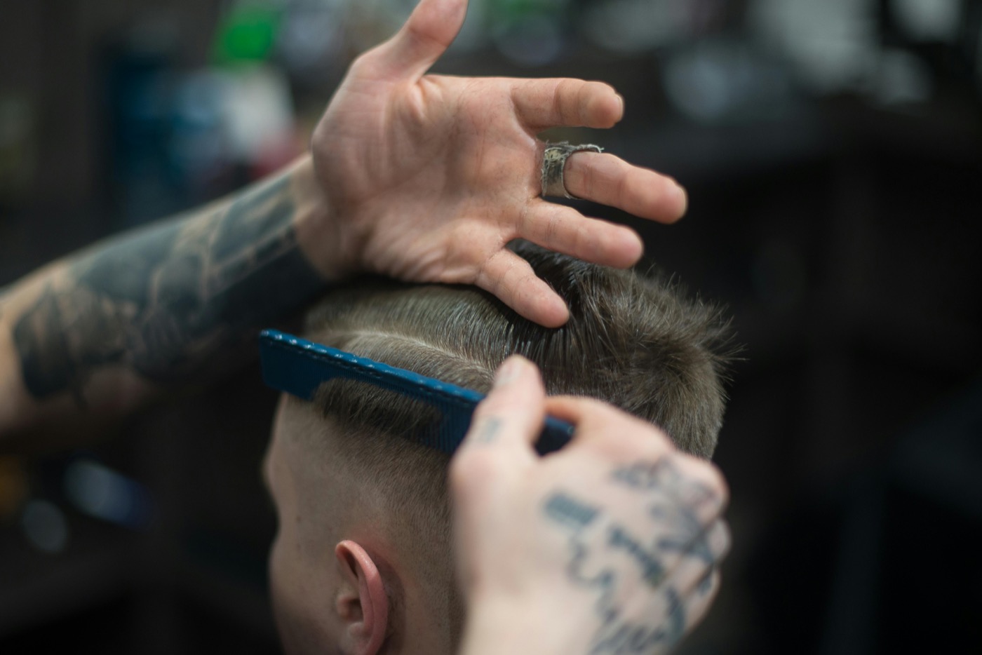 Estilo de cabello masculino en barbería