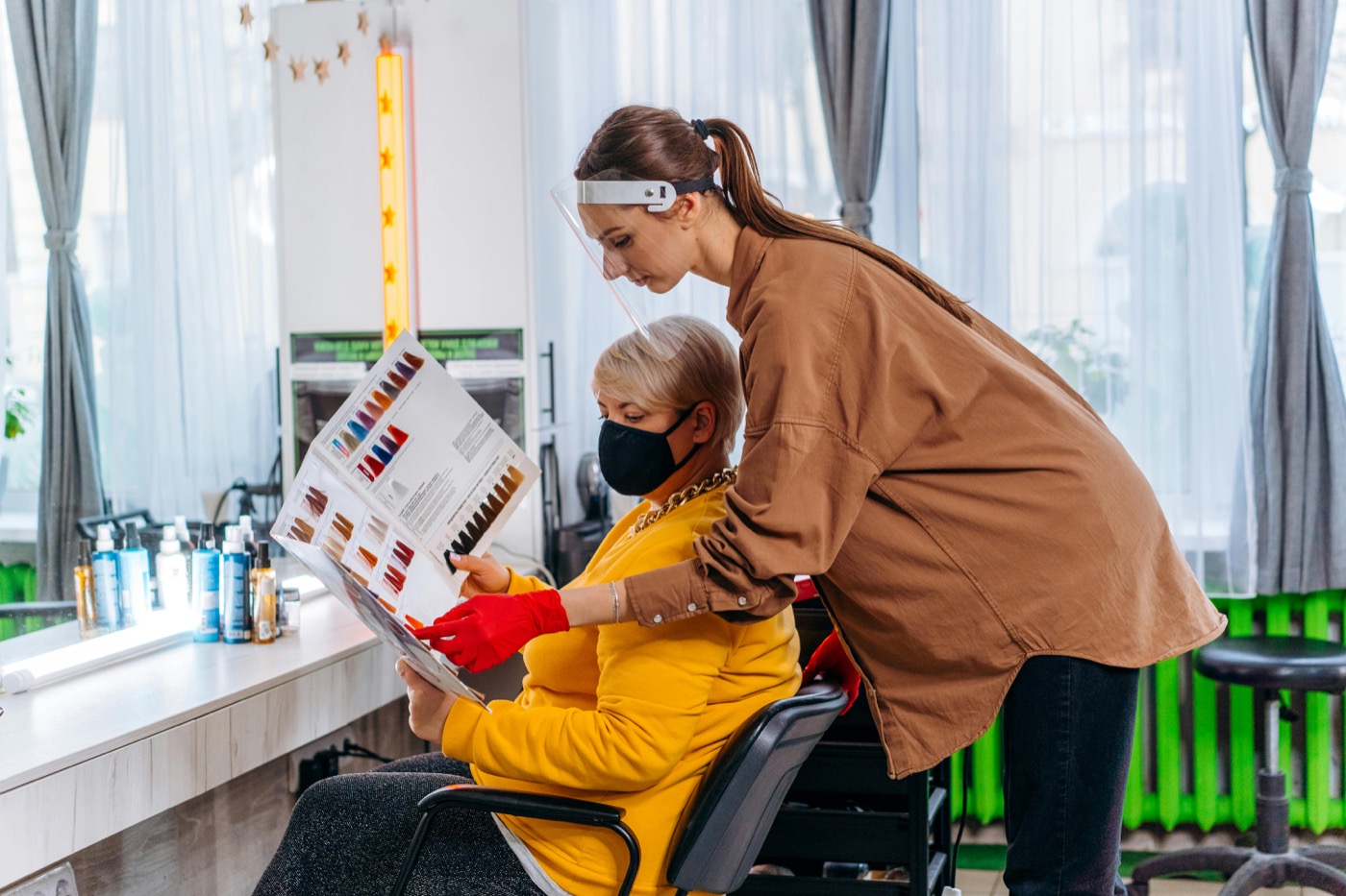 Asesoría de color en salón de belleza para mejorar la experiencia del cliente