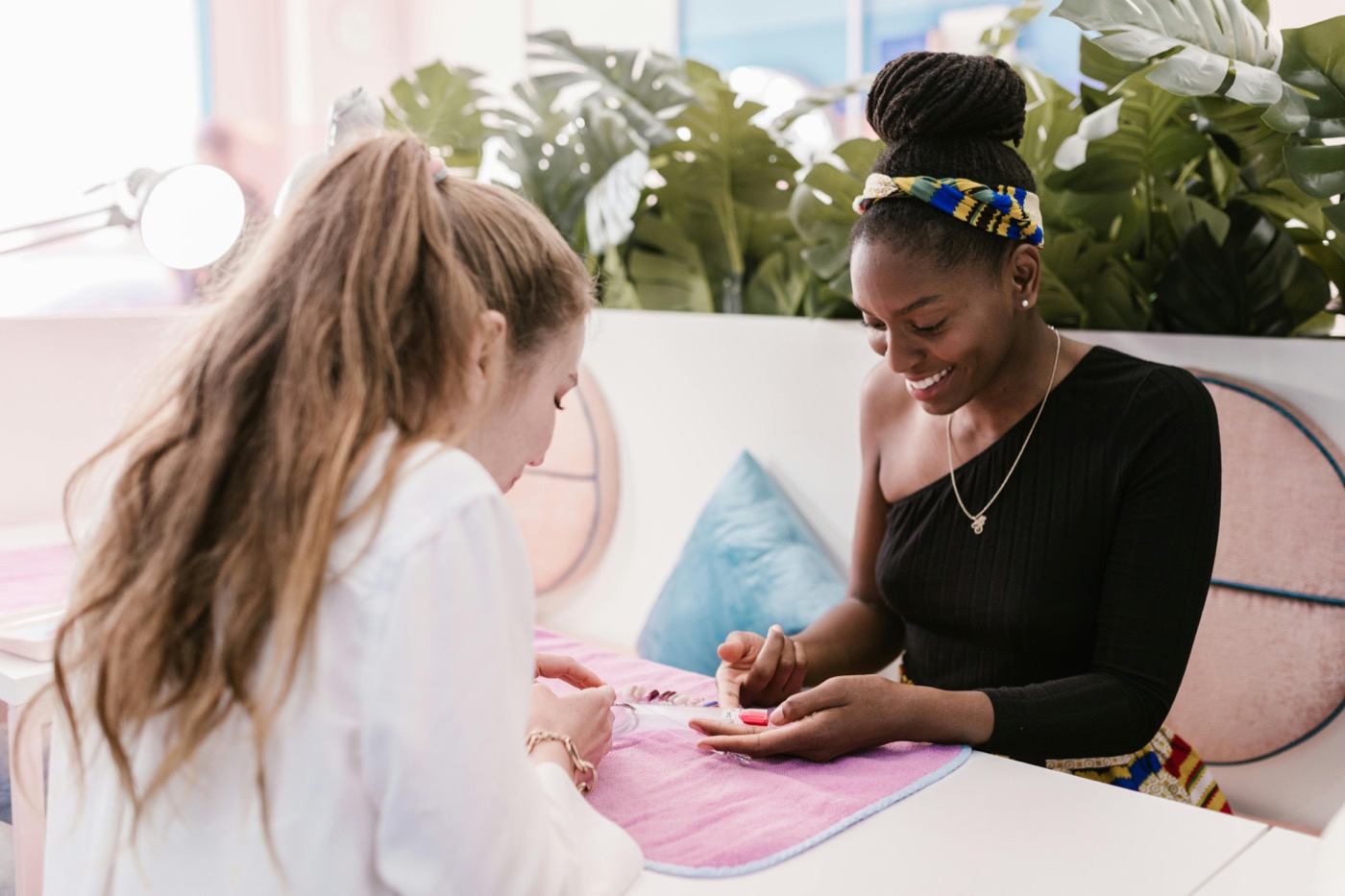 Servicio de manicure en salón, ideal para reservas online por bloques de tiempo